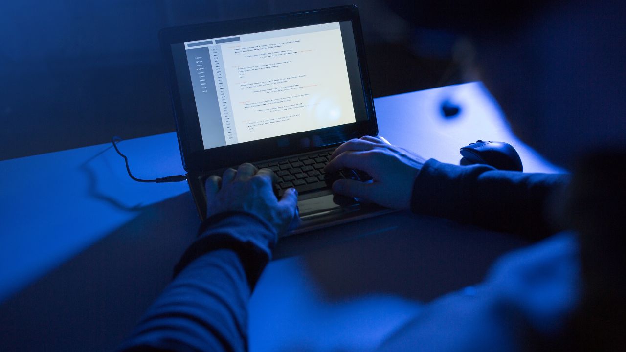 Επίθεση σε επιχείρηση